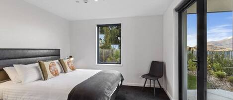 2 habitaciones, escritorio y tabla de planchar con plancha