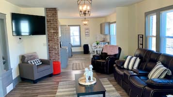 Maison classique | Aire de séjour | Téléviseur de 50 po avec télévision par câble