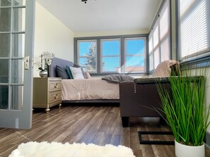 Classic House | Desk, soundproofing, free WiFi - The Trotter Manor - With Private Yard & Parking, Near Falls & Casino by Niagara Hospital (Niagara Falls)