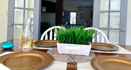 The Trotter Manor - With Private Yard & Parking, Near Falls & Casino by Niagara Hospital