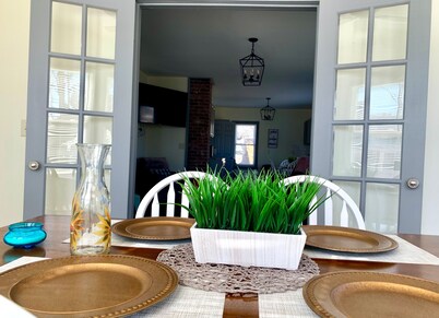 The Trotter Manor - With Private Yard & Parking, Near Falls & Casino by Niagara Hospital