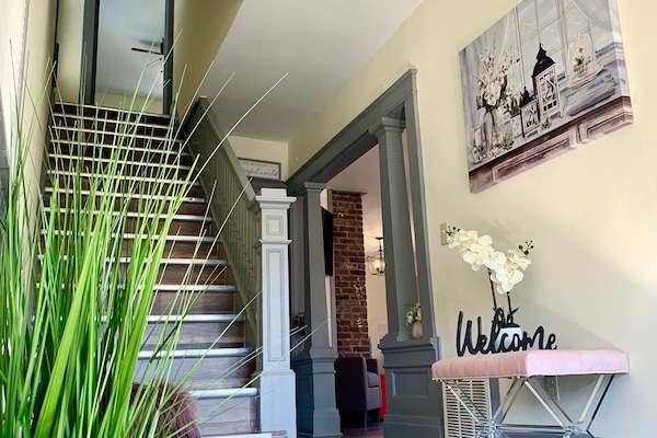 Casa clásica | Zona de estar | Televisión de 50 pulgadas con canales por cable