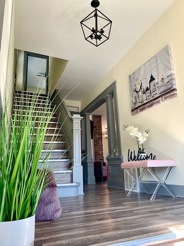 The Trotter Manor - With Private Yard & Parking, Near Falls & Casino by Niagara Hospital