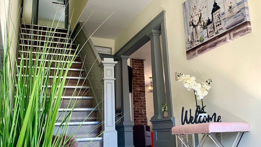 The Trotter Manor - With Private Yard & Parking, Near Falls & Casino by Niagara Hospital