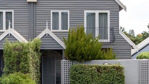 Exterior detail - Lakeside Suite 1 (Daylesford)