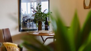 Dining - Lakeside Suite 1 + Lakeside Retreat + Spa Bath (Daylesford)