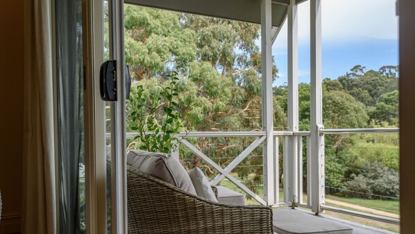 Interior - Lakeside Suite 3 + Lakeside Retreat + Spa Bath (Daylesford)