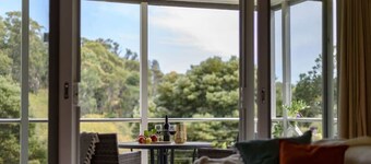 Lakeside Suite 4 + Lakeside Retreat + Spa Bath