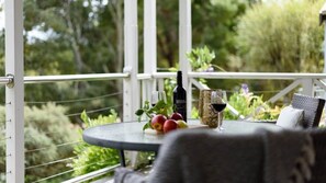 Outdoor dining - Lakeside Suite 4 Summ (Daylesford)