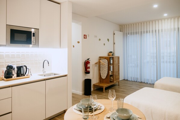 Refrigerador, microondas, parrilla de estufa y cafetera y tetera