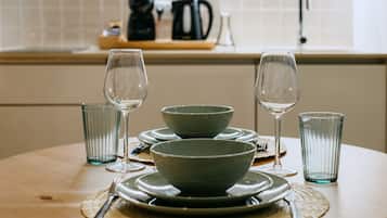 KjĂžleskap, mikrobĂžlgeovn, kokeplater og kaffetrakter/tekoker