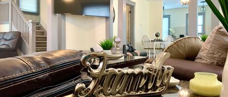 Deluxe-talo | Oleskelualue | 50–tuumainen LCD-televisio, jossa kaapelikanavat