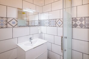Douche, séchoir à cheveux, savon, shampooing