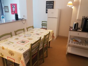 Dining - Large T3 ground floor - Sleeps 6 - Large terrace facing the pool (Saint-Raphaël)