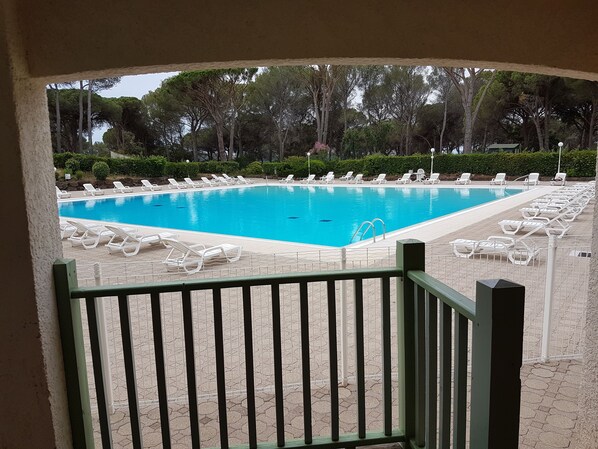 Outdoor pool, a heated pool - Large T3 ground floor - Sleeps 6 - Large terrace facing the pool (Saint-Raphaël)