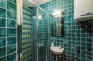 Shower, free toiletries, hair dryer, towels