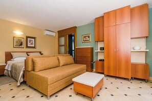 1 bedroom, iron/ironing board, bed sheets