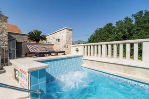 Unclassified image, 4 of 31, button