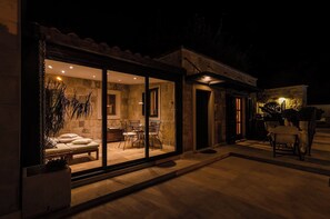 Unclassified image, 5 of 31, button