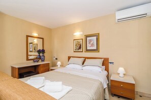 1 bedroom, iron/ironing board, bed sheets - Studio Antica, apartment with a private swimming pool (Mocici)
