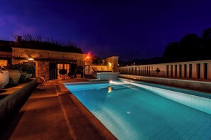 Unclassified image, 2 of 31, button