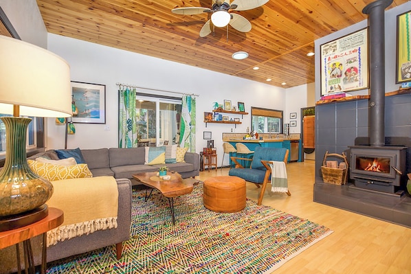 Smart TV, fireplace, DVD player, video library - Hale Mauka Volcano Village Hawaii Volcanoes National Park (Volcano)