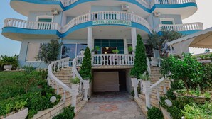 Front of property - Divo Palace Hotel (Ksamil)