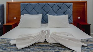 Triple Room with Balcony | In-room safe, soundproofing, WiFi (free), bed sheets - Divo Palace Hotel (Ksamil)