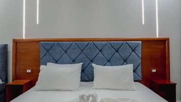 Habitación triple, balcón | Caja fuerte, sistema de insonorización, wifi gratis y ropa de cama