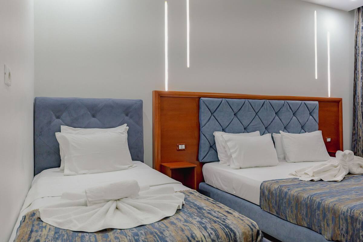 Chambre triple, balcon | Coffre-fort, système d’insonorisation, accès au Wi-Fi (inclus)