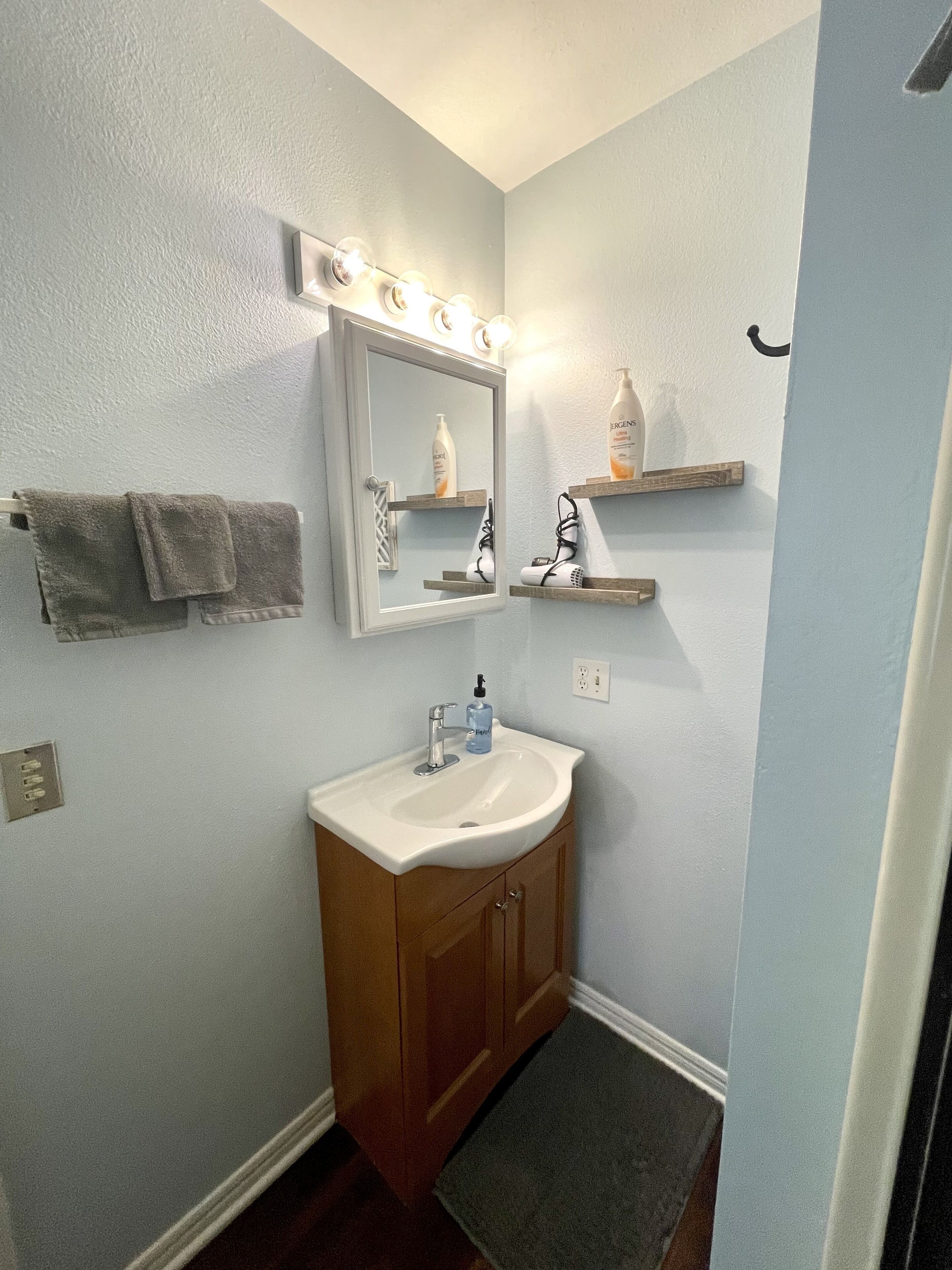 Regadera, secadora de cabello, toallas, jabón 