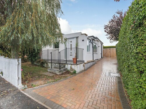 A wonderful two bedroom modern bungalow with a large enclosed garden.