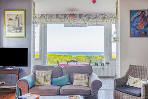 TV, peis, stereoanlegg og kontorer