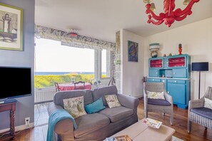 Télévision, cheminée, chaîne hi-fi, espaces bureaux