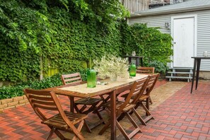 Outdoor dining - Stunning 2 Floor Apt with Rooftop - view of Loop! (Chicago)