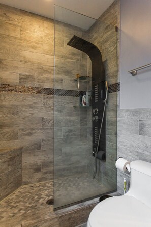Bathtub, hair dryer, towels, shampoo - Stunning 2 Floor Apt with Rooftop - view of Loop! (Chicago)