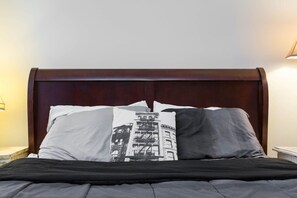 3 bedrooms, iron/ironing board, travel crib, WiFi - Stunning 2 Floor Apt with Rooftop - view of Loop! (Chicago)