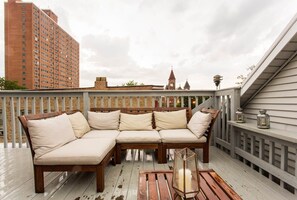 Property grounds - Stunning 2 Floor Apt with Rooftop - view of Loop! (Chicago)