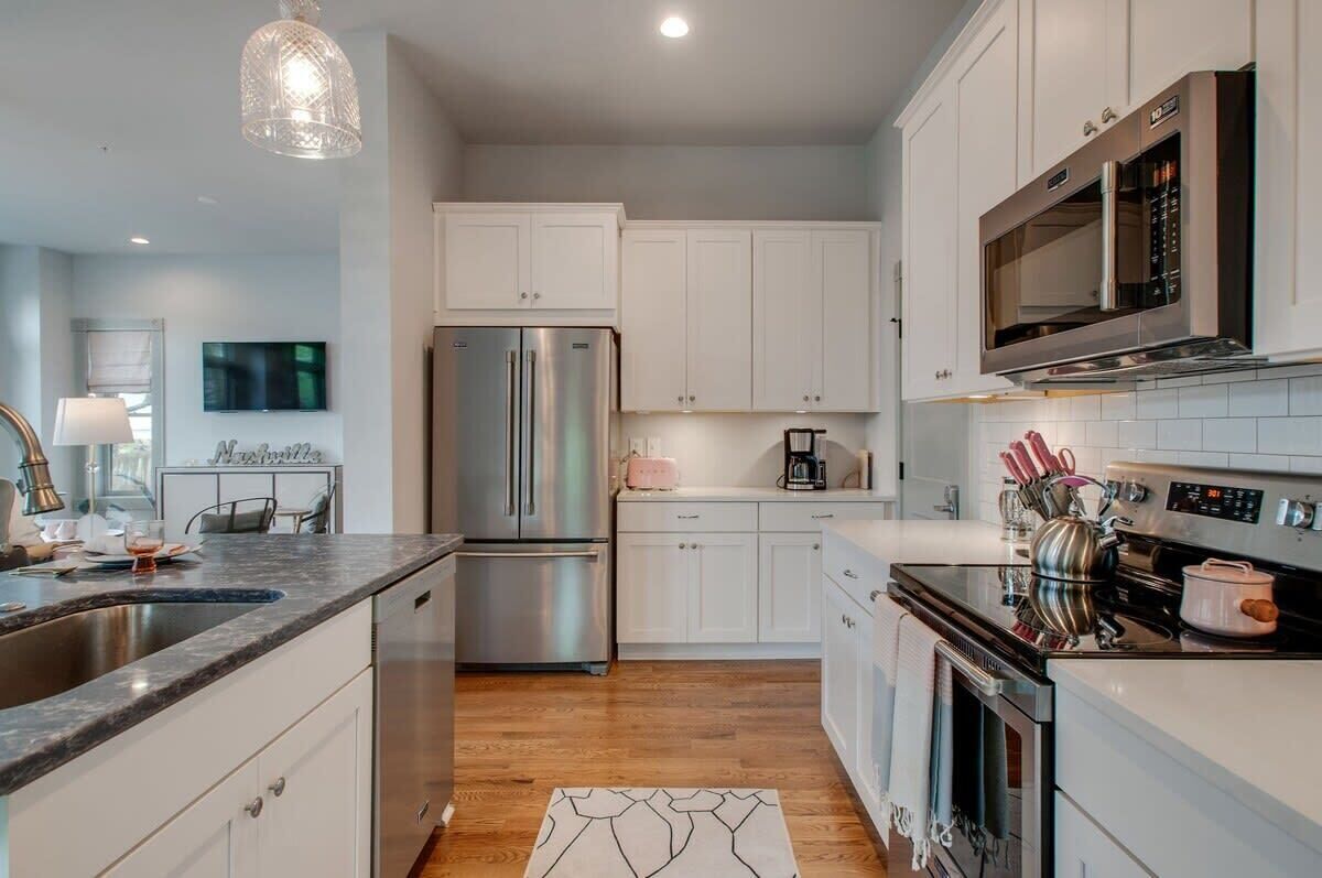 Kühlschrank, Mikrowelle, Ofen, Herdplatte