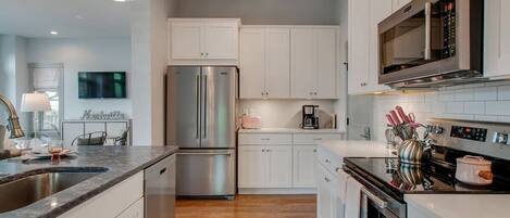 Frigorífic, microones, forn i placa de cuina