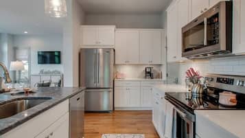 Lemari es, microwave, oven, dan kompor