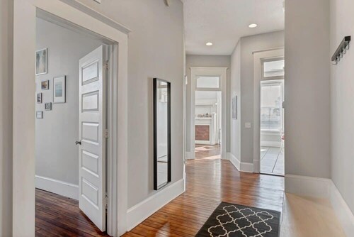 Bright & spacious apt - very pet friendly!