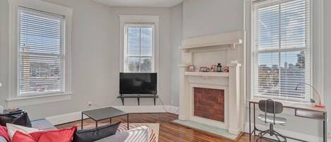 Fernseher, Kamin, Arbeitsbereiche