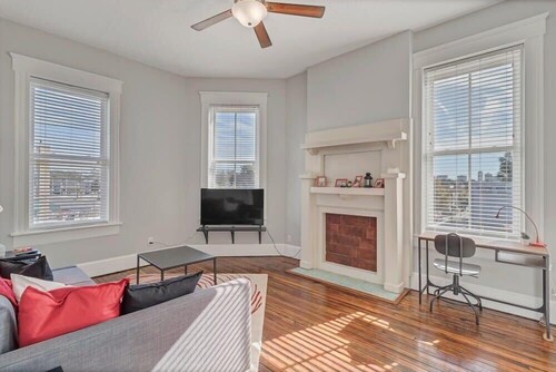 Bright & spacious apt - very pet friendly!