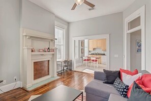 Televisión, chimenea y oficina 