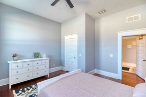 1 bedroom, desk, iron/ironing board, WiFi