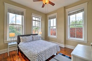 2 habitaciones, tabla de planchar con plancha, cuna de viaje y wifi 