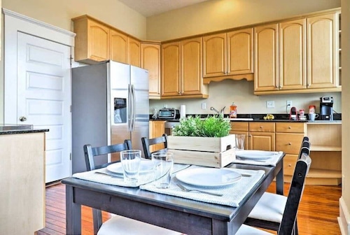Airy apartment in historic Springfield