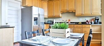 Airy apartment in historic Springfield