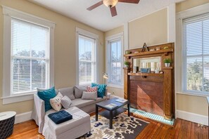 TV, offices - Open & Bright - 5 min drive to TIAA Bank field (Jacksonville)